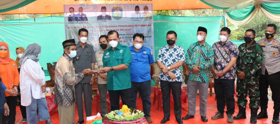 Plh. Bupati Kabupaten OKU Meresmikan Bangunan Irigasi Perpompaan untuk Peternak di Dusun Mekar Jati Desa Batumarta II Kecamatan Lubuk Raja