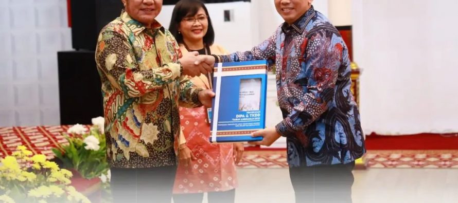 Gubernur Sumatera Selatan Menyerahkan Daftar Isian Pelaksanaan Anggaran (DIPA) Petikan dan Daftar Alokasi Transfer Ke Daerah (DA-TKD) Tahun Anggaran 2023 Kepada Satuan Kerja dan Pemerintah Daerah di Lingkup Provinsi Sumatera Selatan